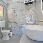 Luxury Mountain View Escape With Private Jacuzzi Split Area *