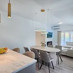 Luxury Mountain View Escape With Private Jacuzzi Split Area 公寓 *