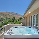Luxury Mountain View Escape With Private Jacuzzi Split Area Apartman *