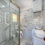 Luxury Mountain View Escape With Private Jacuzzi Split Area
