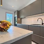 Luxury Mountain View Escape With Private Jacuzzi Split Area *