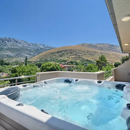 Luxury Mountain View Escape With Private Jacuzzi Split Area Apartment *