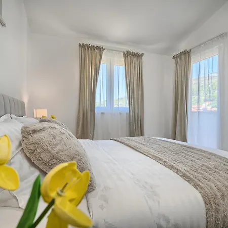 Luxury Mountain View Escape With Private Jacuzzi Split Area Apartment Žrnovnica